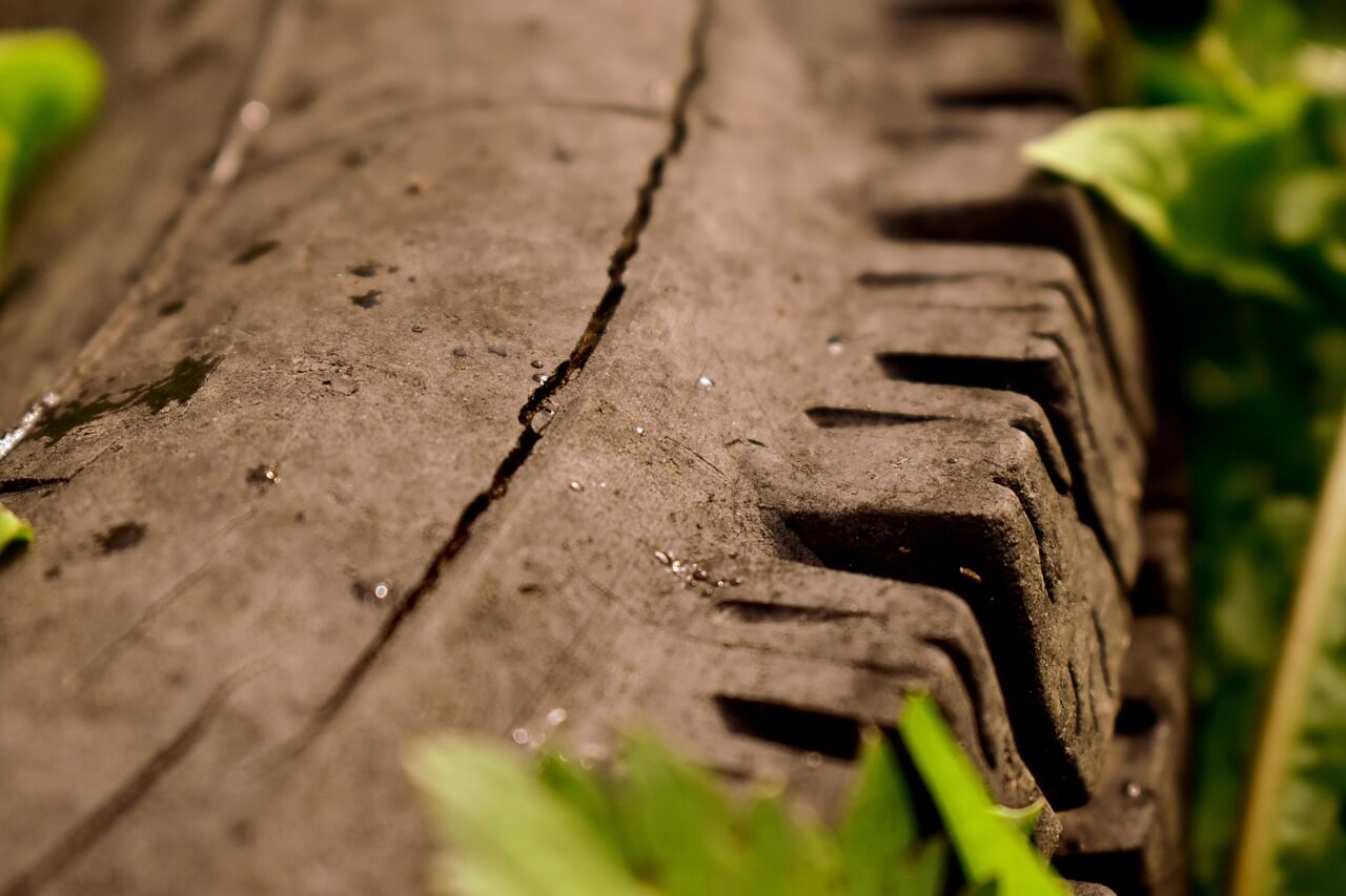 타이어 크랙 원인